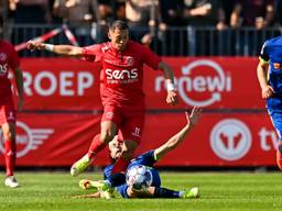 Nicholas Abdat van TOP OSS en Illias Alhaft van Almere City FC (foto: Orange Pictures). 