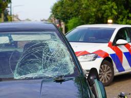 Oudere man en vrouw op fiets gewond na botsing met auto