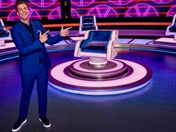 Snollebollekes zanger Rob Kemps had zaterdagavond zijn debuut als presentator in het SBS6 programma The Wheel (foto: SBS6)