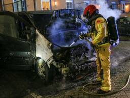 Autobrand in Helmond zorgt voor schade bij drie wagens