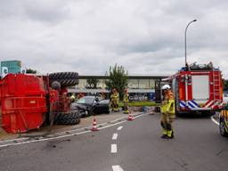 Bestuurder bekneld na botsing, aanhanger van tractor gekanteld