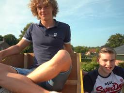 Sander en Pieter bij hun achtbaan (foto: 2College Durendael, Geert van der Mijden).