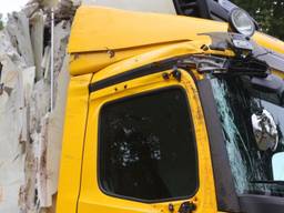 Vrachtwagen schiet van de weg en raakt twee bomen