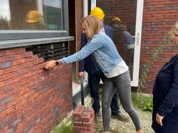 Sandra en Margit trekken zelf de stenen uit de muur van hun nachtmerriehuis