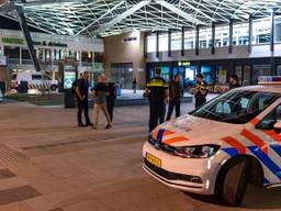 De politie bij station Tilburg (archieffoto: Iwan van Dun/SQ Vision).