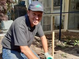 Martijn Rekkers werkt in de tuin (foto: Martijn Rekkers) 