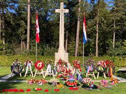 Het gedenkteken zondag na de herdenking in Bergen op Zoom (Foto: Willem-Jan Joachems) 