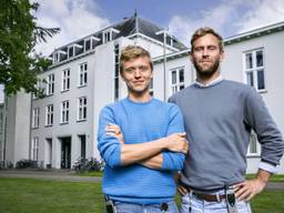 Programmamakers Tim den Besten en Nicolaas Veul voor hun programma '100 dagen in je hoofd' (foto: VPRO). 