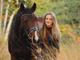 Maddy Ogier met haar paard Artoga (foto: Ilse_.fotografie). 