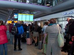 Reizigers op Eindhoven Airport balen van de problemen door de mist