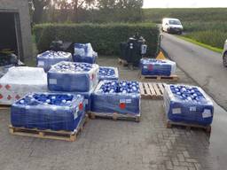 Jerrycans met drugsgrondstoffen in Ossendrecht (foto: politie) 