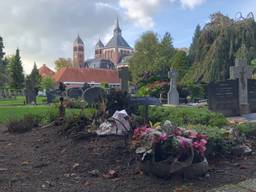 Het graf van Chris en Mia in Halsteren (foto: Omroep Brabant) 