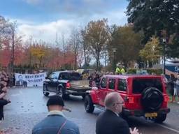 Beveiligers brengen laatste groet aan Wilbert van den Broek van Scorpions