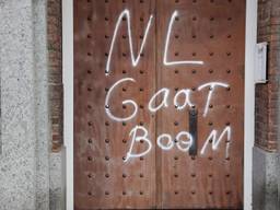 Deur van gemeentehuis in Boxtel beklad: 'NL gaat boem'