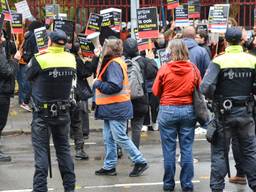 Kick-out Zwarte Piet demonstreert bij intocht in Breda