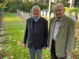 Paters Rein van Langen (l) en Piet Schellens bij hun overleden broeders (Foto: Alice van der Plas)