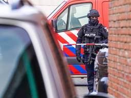 Zwaarbewapende agenten bewaken bedrijfspand na drugsvondst