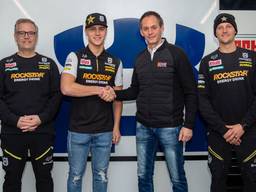 Motorcrosser Roan van de Moosdijk tekent nieuw contract.