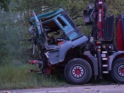 Chauffeur overleden na botsing vrachtwagens in Gilze 