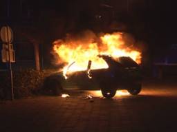 Beelden van de autobrand op de Voltstraat