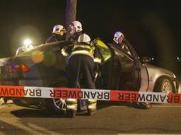 Man bekneld na botsing tegen boom