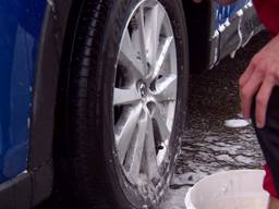 Spelers Helmond Sport wassen auto's van supporters als goedmakertje