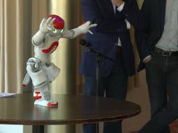 Vught heeft de Nederlandse  primeur: Zora de eerste menselijke robot aan de slag in verzorginshuis Huize Elisabeth