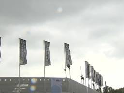 Regen op tennistoernooi in Rosmalen, maar fans vermaken zich toch wel