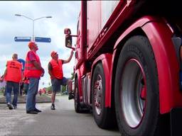 Vrachtwagens staan door de actie in de rij bij Coca-Cola