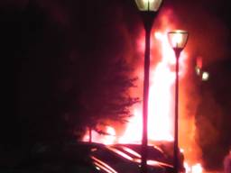 Bewoners Waterput in Goirle schrikken van felle autobranden