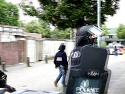 Zwaarbewapend arrestatieteam pakt twee mannen op in Kronehoefstraat in Eindhoven