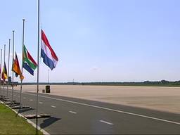 Indrukwekkende ceremonie op vliegbasis Eindhoven bij aankomst eerste vluchten met slachtoffers van vliegramp MH17 in Oekraïne