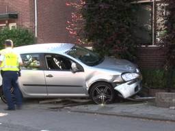 Gecrashte auto raakt woning en BMW in Taalstraat Vught