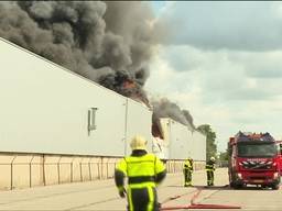 Vlammen slaan uit pand Destra Data in Breda