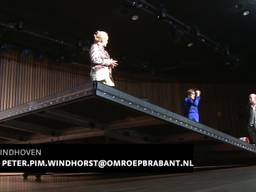 Marcel Osterop maakt voorstelling 'Waterdragers' na drie maanden stage op het stadhuis Eindhoven