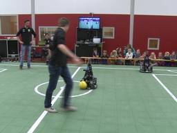 Hilvarenbeekse schookinderen voetballen tegen robots