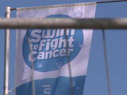 Kapelaan van de St Jan duikt zondag na de mis het water in voor Swim to Fight Cancer