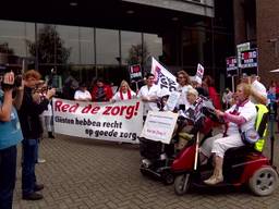 Actievoerders wachten staatssecretaris Van Rijn op in Oosterhout