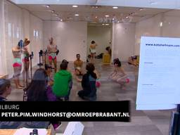 Tilburgse dansers verrassen het winkelend publek met een plotselinge voorstelling