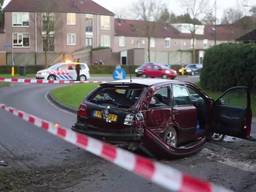 Auto botst tegen muur in Rosmalen