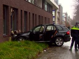 Auto botst tegen flat op de Doctor Cuyperslaan in Eindhoven