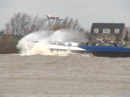 Vasthouden: Veerdienst Woudrichem gaat kopje onder in bulderende westerstorm