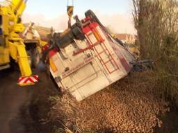 Vrachtwagen met 22 ton aardappelen gekanteld in Noordhoek