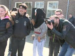 Driekes Hoekstra, winnaar van 'Bloed, Zweet en Tranen' gehuldigd op zijn school in Breda