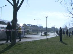 Vrachtwagen kantelt op fietspad in woonwijk Bergen op Zoom, niemand gewond