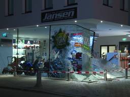 Ravage na ramkraak met vrachtwagen in Baarle-Nassau: pui van winkel aan diggelen