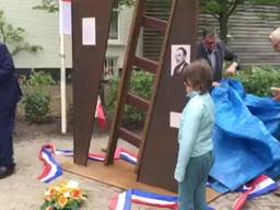 Zoon Jan Smulders onthult samen met zijn kleindochter het monument
