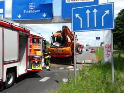 Graafmachine rijdt tegen bord in Veldhoven