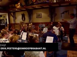 Een moeilijke repetitie, de fanfare repeteert voor de uitvaart van haar trombonespeler