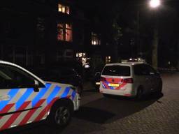 Man valt uit raam in Breda